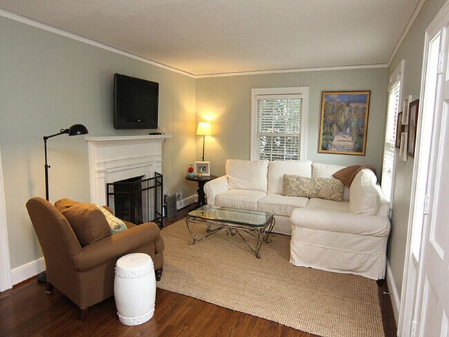 Foto del edificio - Adorable, Renovated Bungalow with Huge Yar...