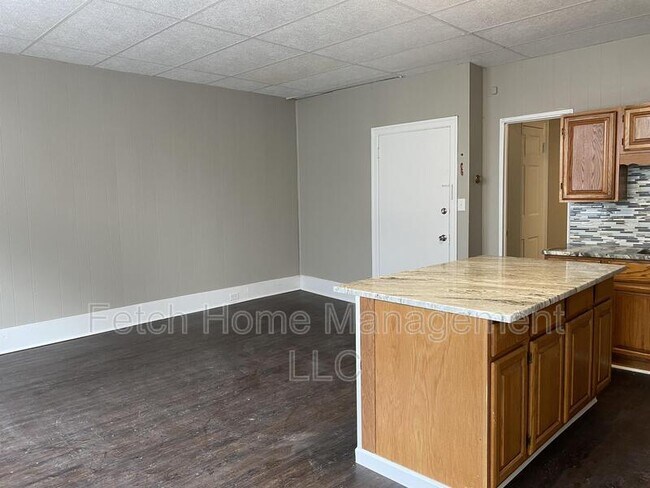 Building Photo - 122 W Market St