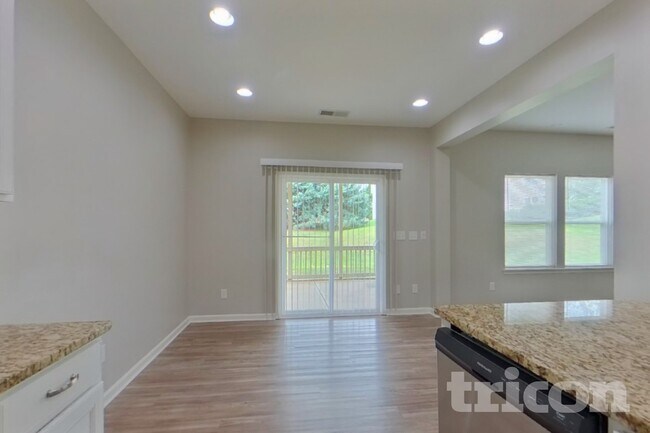 Foto del edificio - 6909 Barefoot Forest Dr