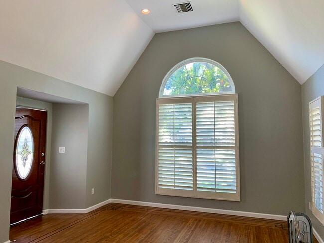 Foto del edificio - 5802 Cloverly Ave