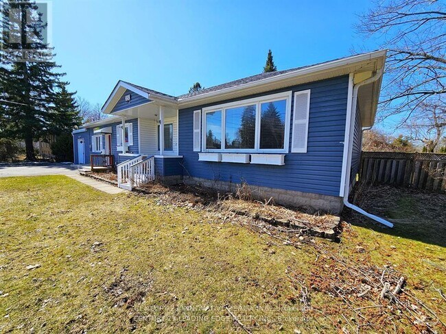 Photo du bâtiment - 350 The Queensway S