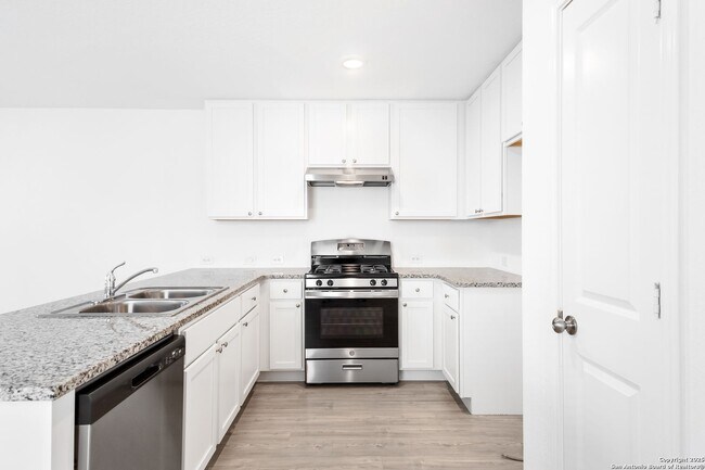 Foto del edificio - Charming Home Awaits: Spacious & Modern Living in a Prime Location