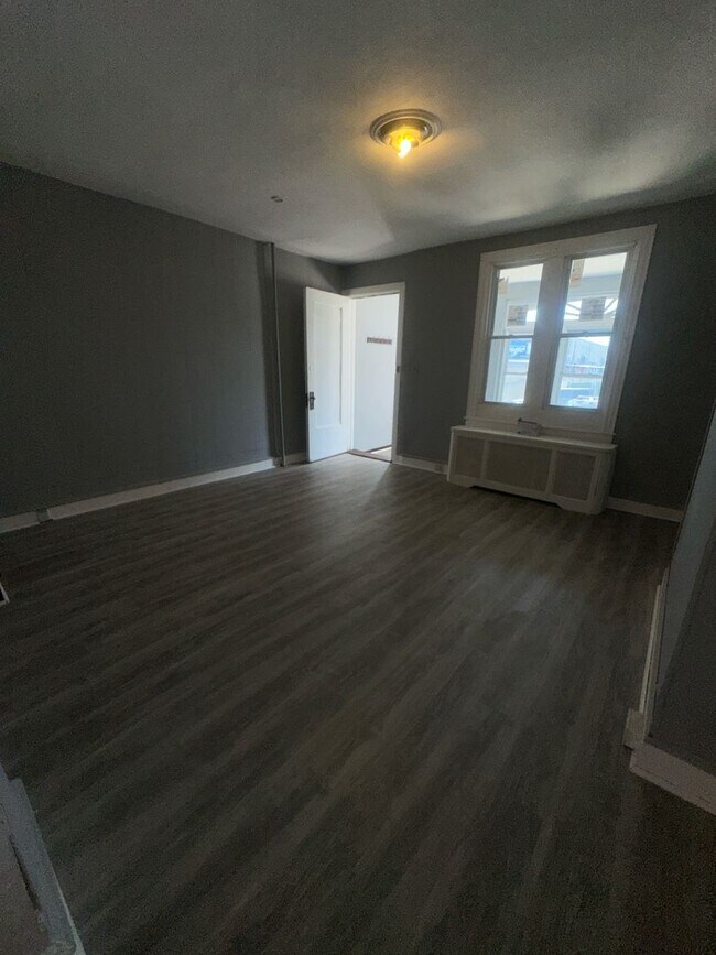 Foto del edificio - 3 bedrooms / 1 full bathrooms  renovated i...