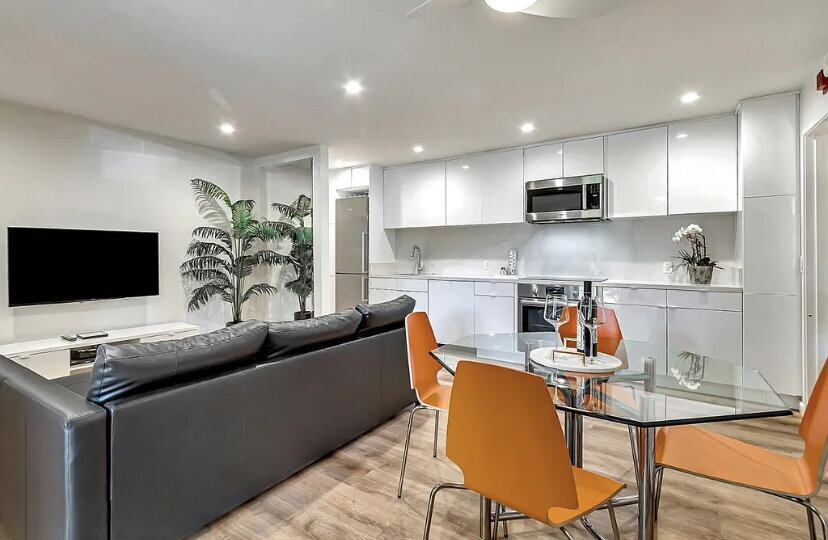 Foto principal - Tech Hub Living! This sleek 1 bed, 1 bath,...
