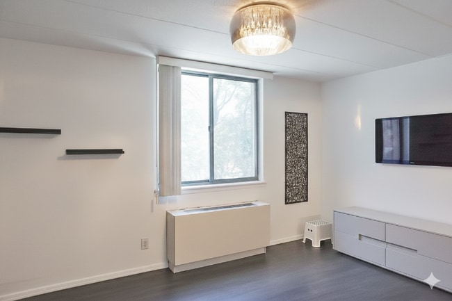 Foto del edificio - 97-12 63rd Dr