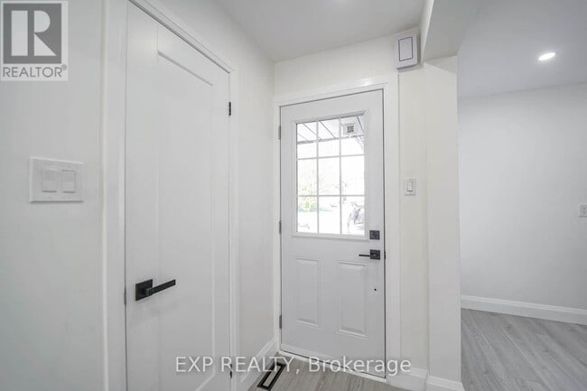 Building Photo - 25 Nabob Crescent