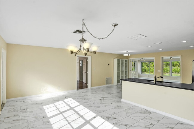 Foto del edificio - 249 NW 4th Diagonal