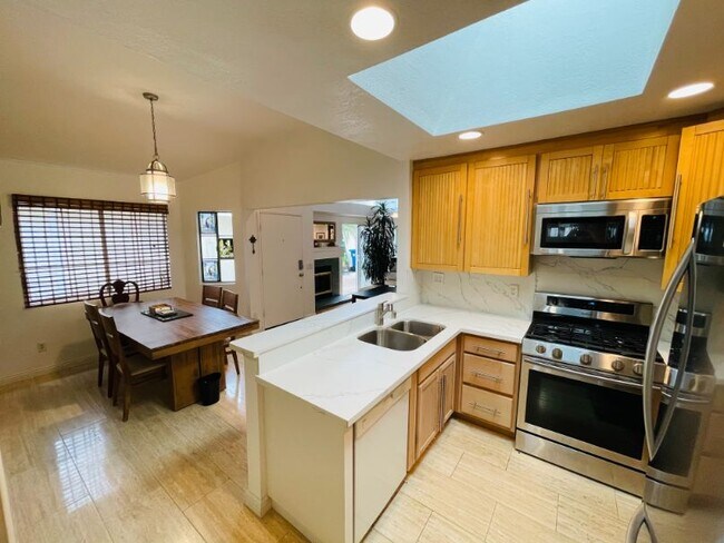 Building Photo - 6880 Seaspray Ln