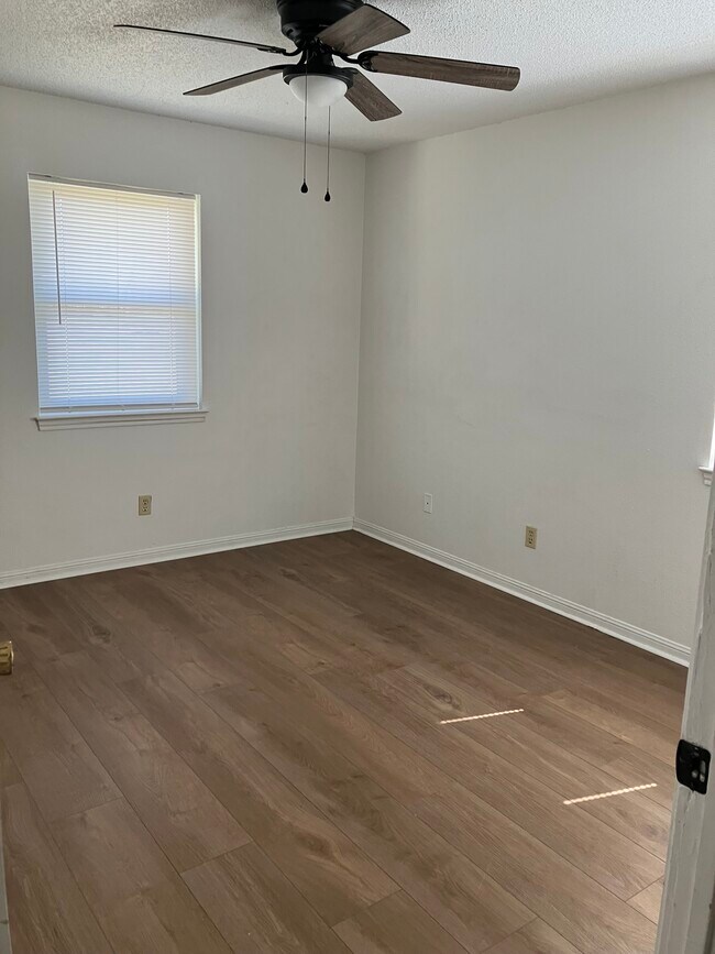 Foto del edificio - 1300 W Park Cir