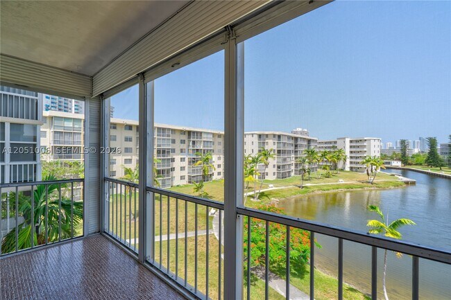 Foto del edificio - 2851 Leonard Dr