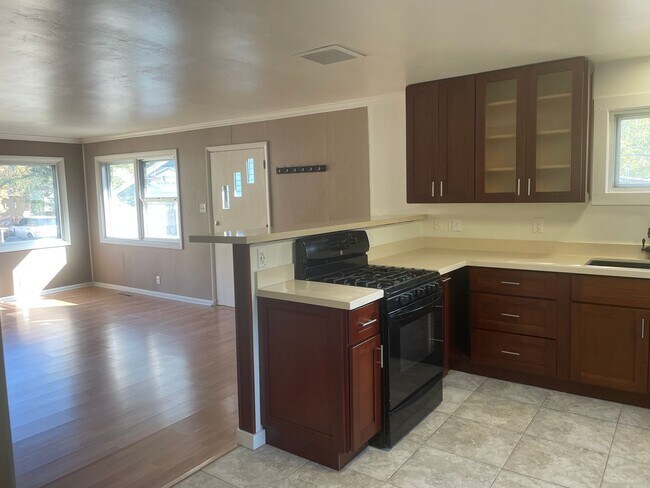 Foto del edificio - 4 bedroom 2 bathroom home