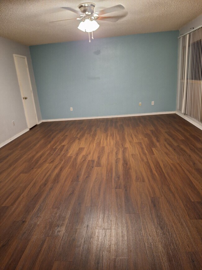 Foto del edificio - 8119 Stagwood Hl