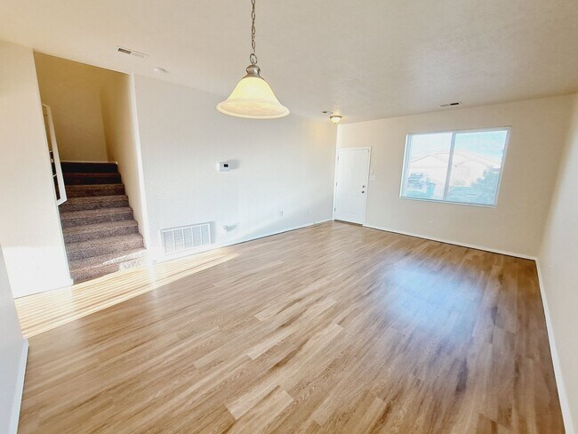 Building Photo - 3 bed 2.5 Bath in Huning Ranch. FREE 50 IN...