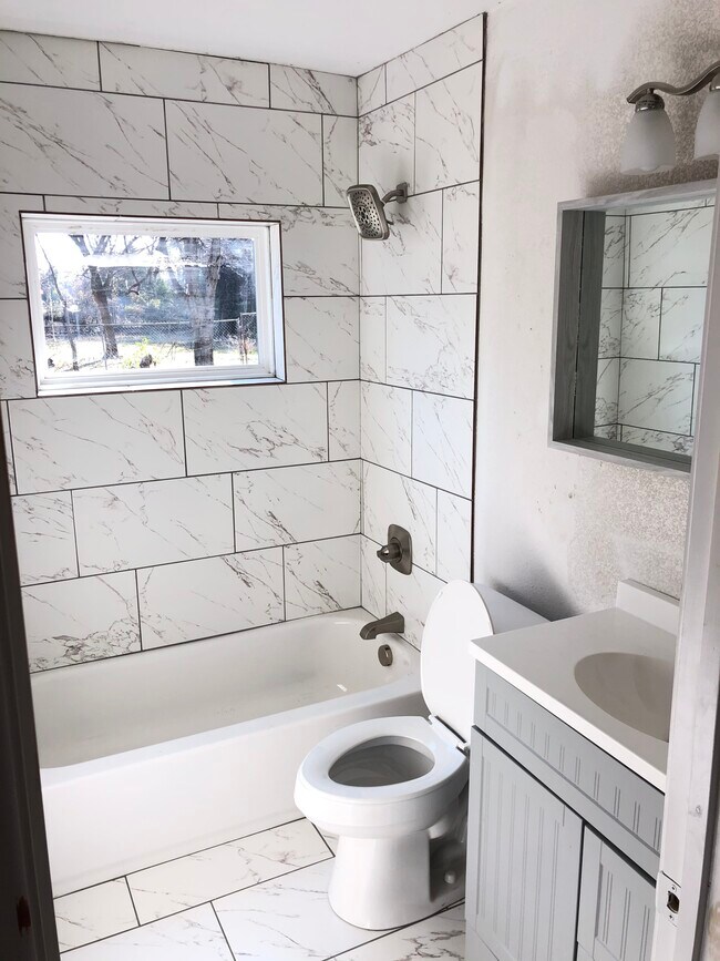 Baño con azulejos personalizados de piso a techo - 5313 Sam Calloway DR.