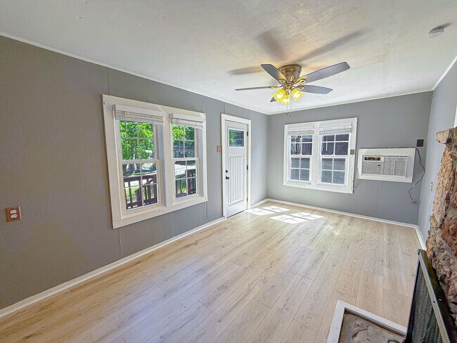 Foto del edificio - AVAILABLE NOW 2B/1B Lake View Living in the Heart of Osage Beach