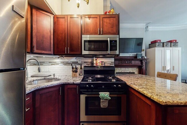 Building Photo - 393 Marlborough St