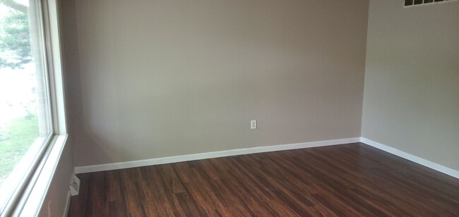 Foto del edificio - 3 bd, 1 ba house, N Columbia, new paint, f...