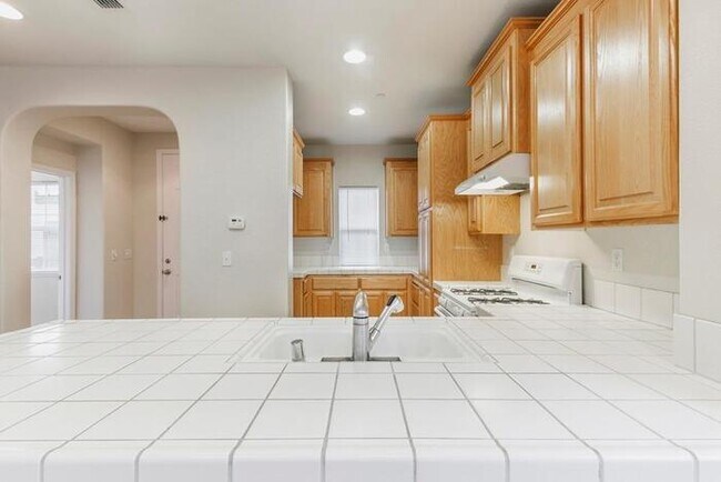 Foto del edificio - Charming 3-Bedroom, 2.5-Bath, 1,453 Sq. Ft...