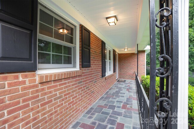 Building Photo - 926 Shady Bluff Dr