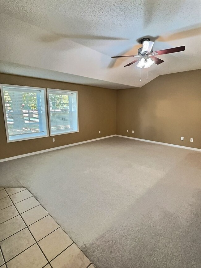 Building Photo - Ocean Springs home with convenient location!