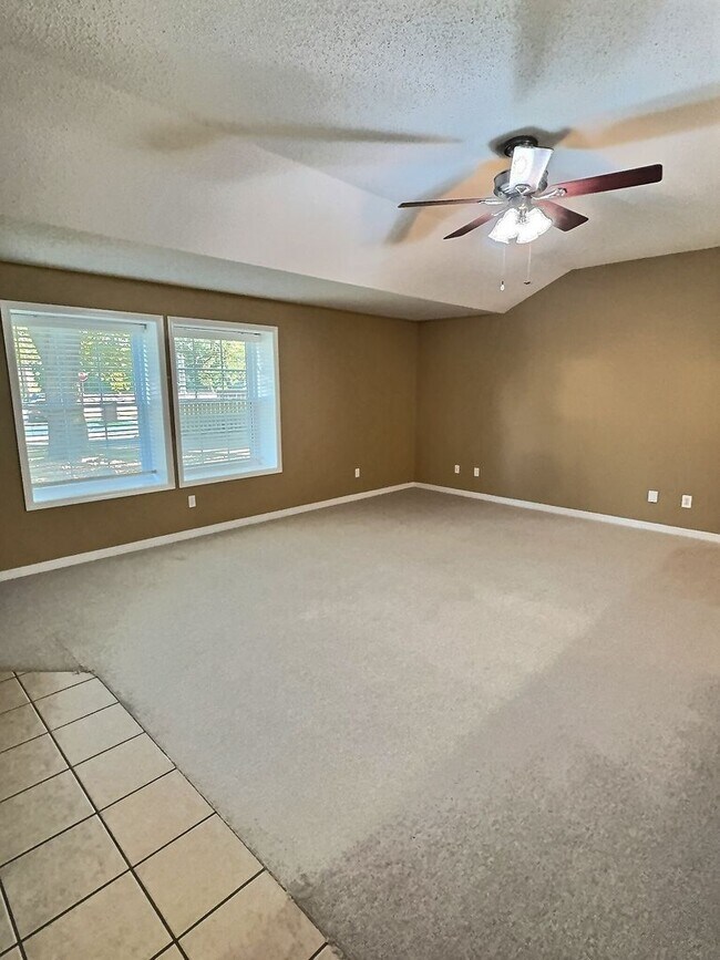 Foto del edificio - Ocean Springs home with convenient location!