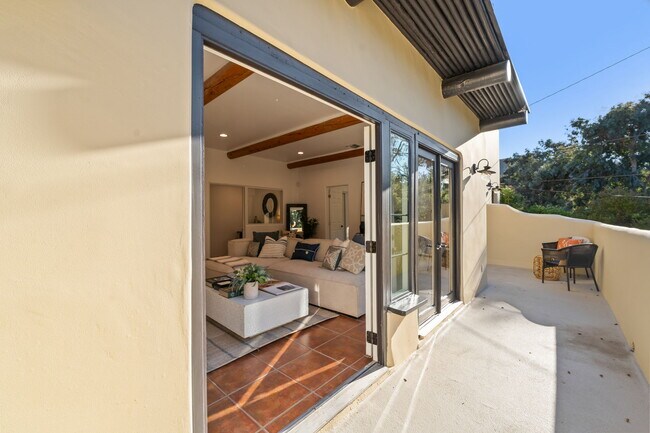 Patios que rodean la casa (lado oeste desde la sala de estar) - 25648 Timpangos Dr