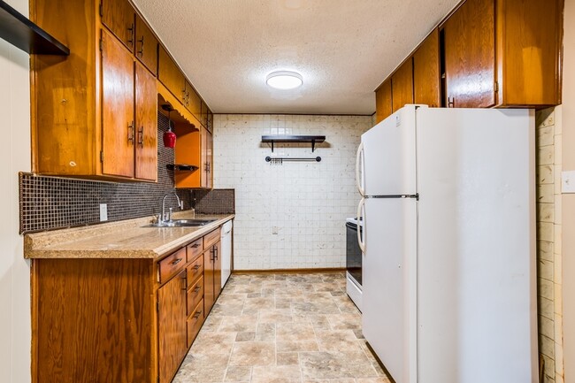 Building Photo - 2003 S Glenn Ave