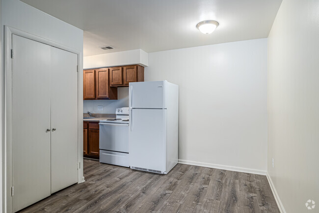 1BD, 1BA - 500SF - Comedor - Maplewood Manor