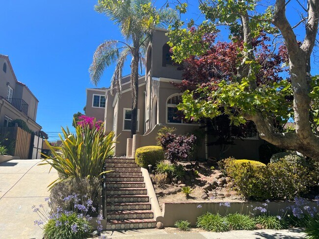 Foto del edificio - 2108 Hillside Dr
