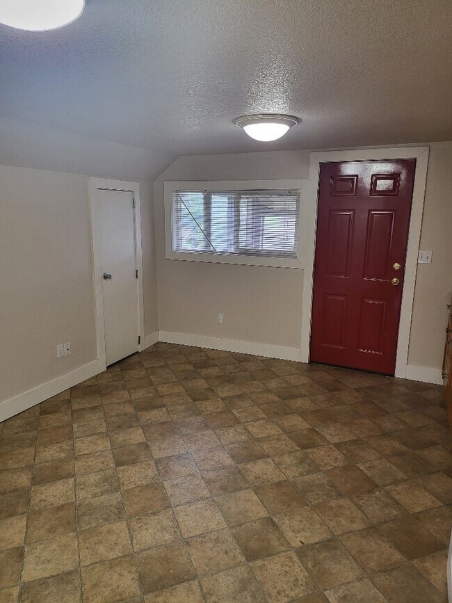 Building Photo - r30b