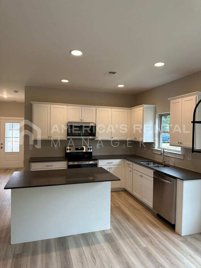 Building Photo - Home for Rent in Bessemer, AL!!! View with...