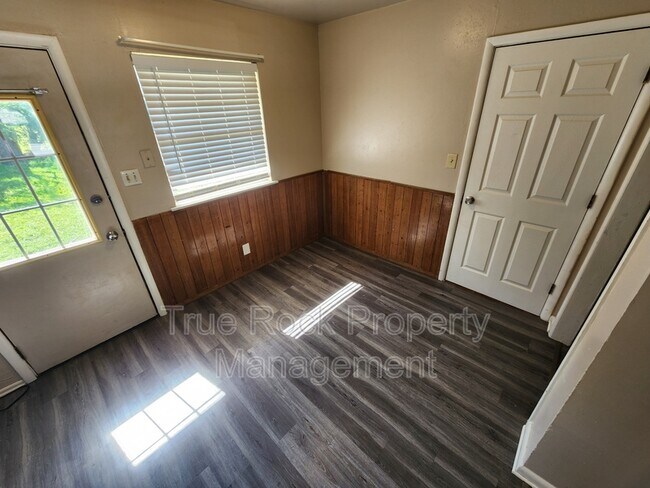 Building Photo - 933 Crestview Ave