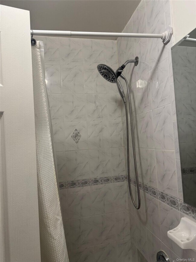 Foto del edificio - 65-95-95 Terrace Ct