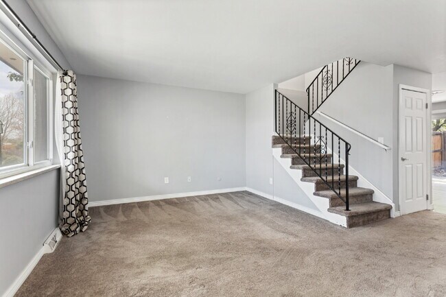 Building Photo - Southgelnn Townhome - 3 Bedrooms - 3 Bathr...