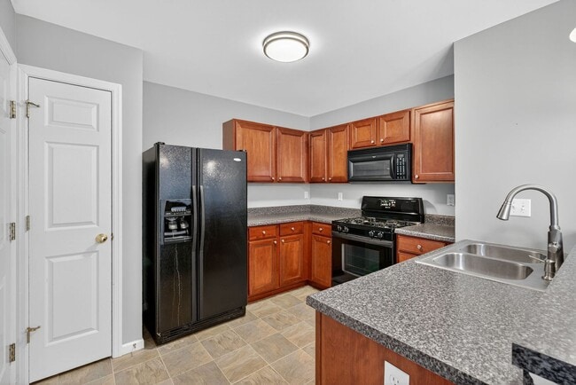 Foto del edificio - Spacious 3BR Townhome Across From Neighbor...