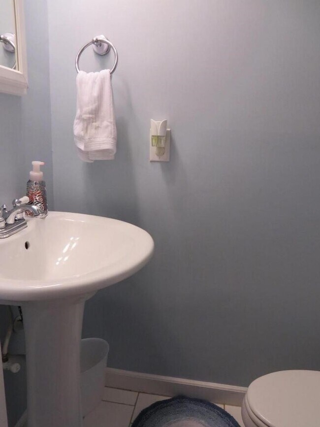 Foto del edificio - Beautiful 3 BR/2.5 BA Townhome in Millersv...