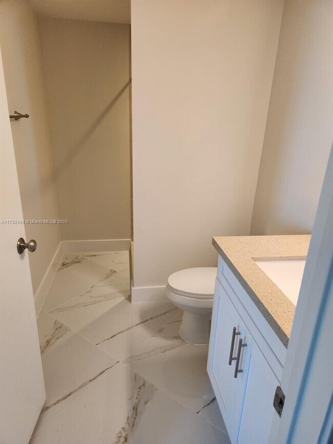 Foto del edificio - 9066 SW 73rd Ct