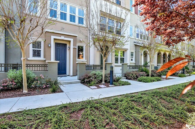 Foto del edificio - TOSCANA TOWNHOME EMBRACES LUXURY LIVING PR...