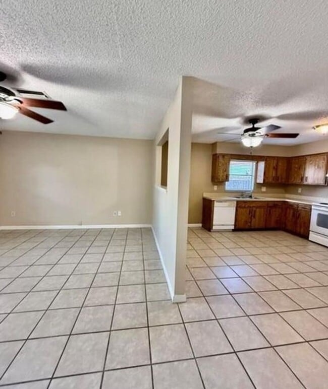 Building Photo - 2 bed 2 bath 2-plex with 1000 sf. and gara...