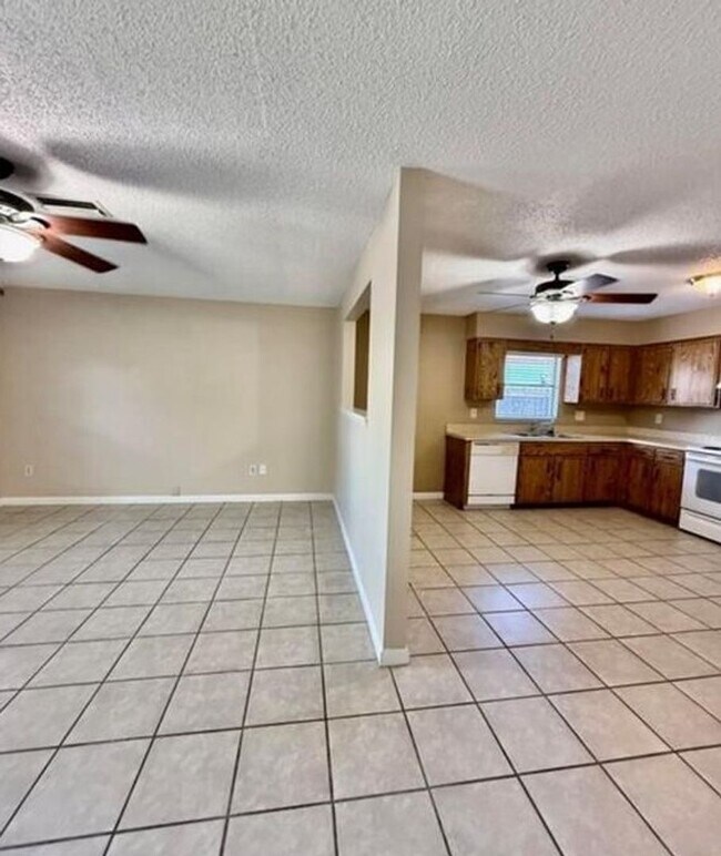 Foto del edificio - 2 bed 2 bath 2-plex with 1000 sf. and gara...