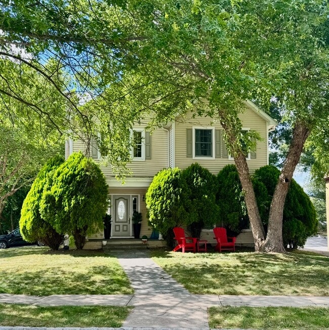 Building Photo - 243 Knollwood Ave