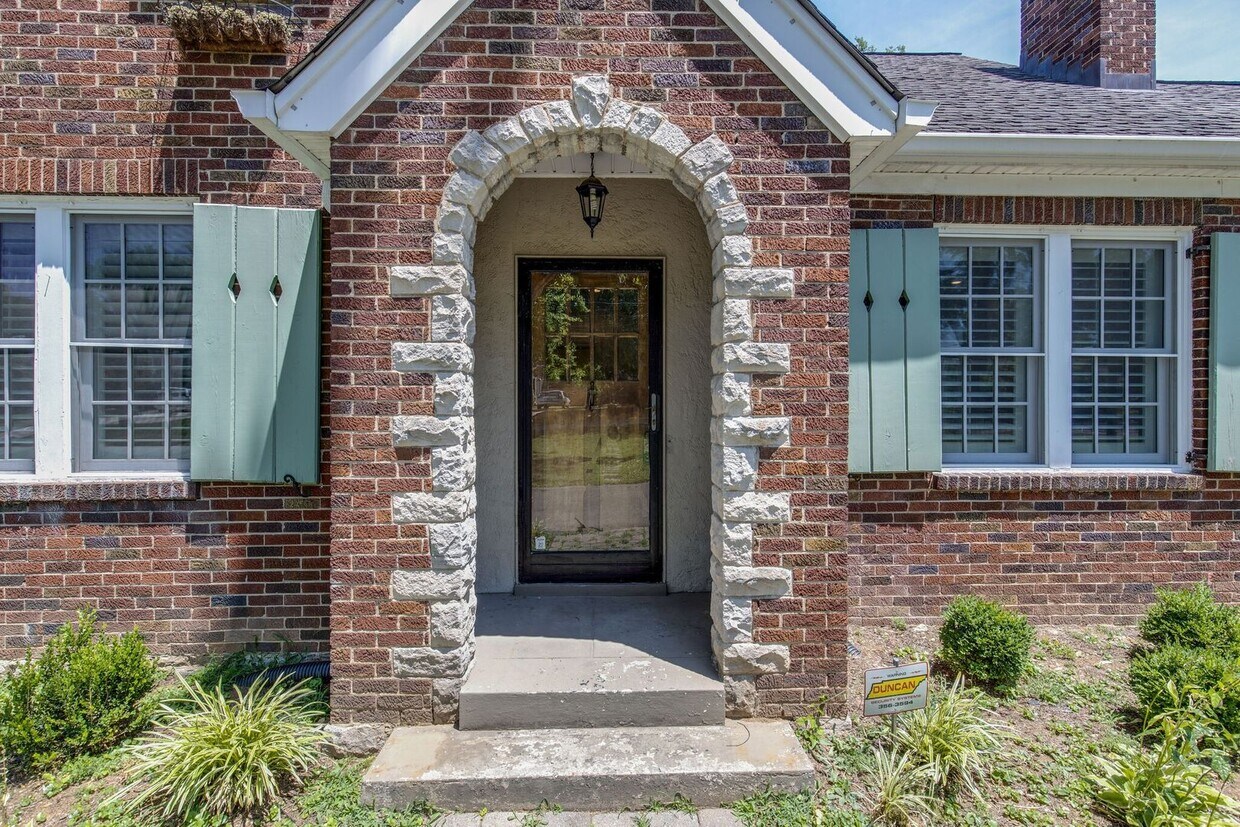 Charming Tudor Convenient to 12 South/ Bel... - Charming Tudor Convenient to 12 South/ Bel...