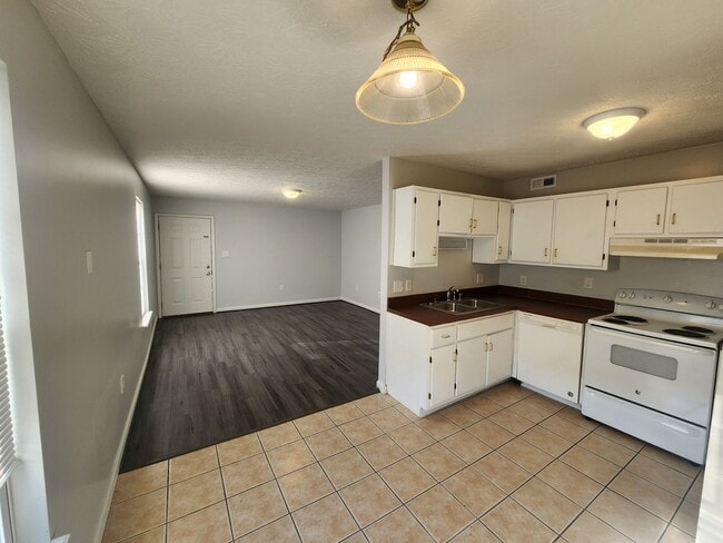 Building Photo - Spacious 2 bedroom 2 full bath 1st floor a...