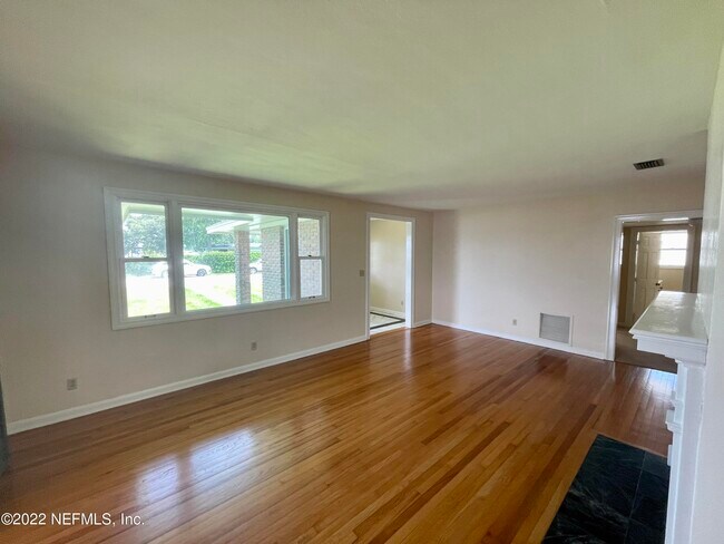 Foto del edificio - 1016 Holmesdale Rd