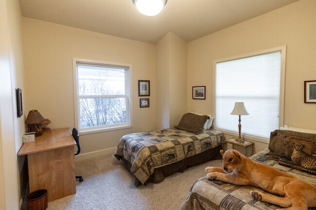 Building Photo - 2412 S Marypost Ave