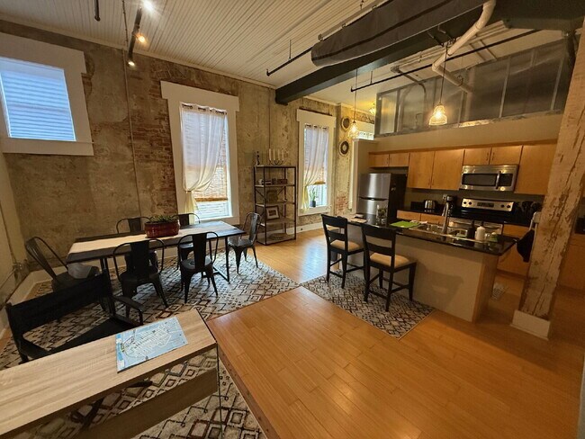 Foto del edificio - Charming Furnished Condo in the Heart of Downtown Mobile  Enjoy city living in this beautifully f...