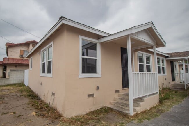 Building Photo - 2214 Continental Ave