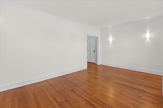 Building Photo - Large One Bedroom in Andersonville