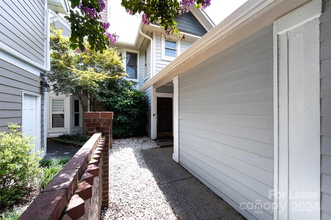 Building Photo - 805 Greenleaf Ave