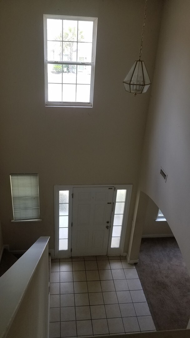 Foto del edificio - Lovely 4 BR/2.5 BA in Avalon -  FRESH paint, BRAND NEW flooring, FOUR bedrooms and a FENCED yard!!